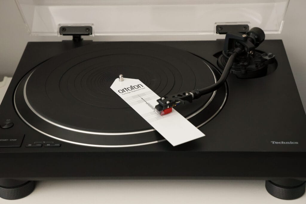 Gabarit de réglage Ortofon posé sur une platine Technics SL-1500C pour l'alignement de la cellule