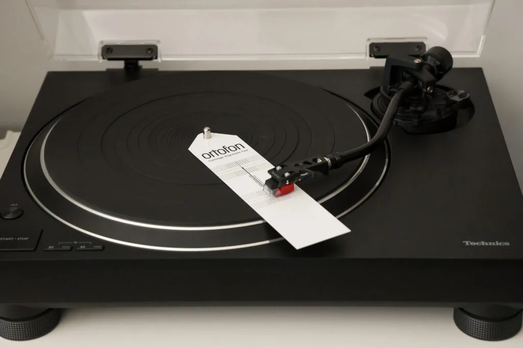 Gabarit de réglage Ortofon posé sur une platine Technics SL-1500C pour l'alignement de la cellule