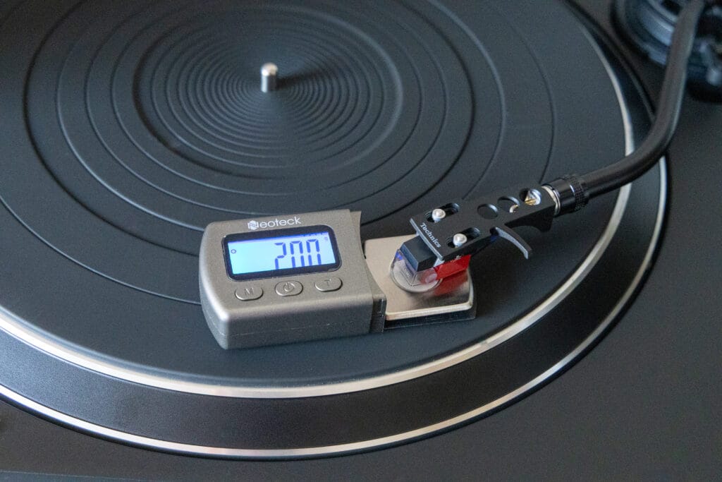 Réglage anti skating platine vinyle : mesure de la force d'appui au pèse-cellule Neoteck sur Technics SL-1500C