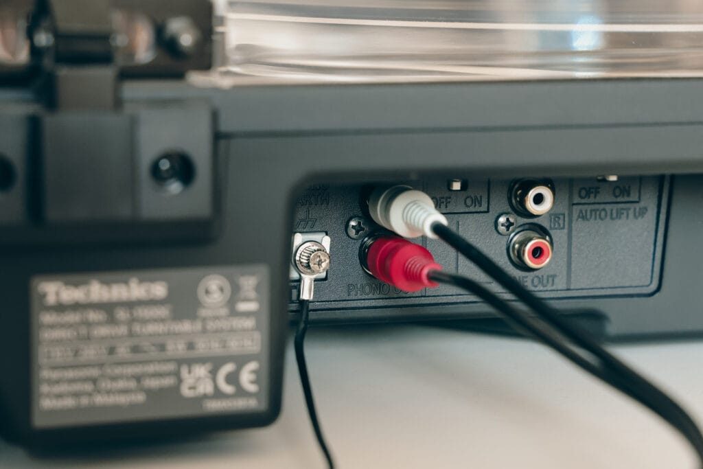 Grésillement platine vinyle : vérification du branchement du fil de masse à l'arrière d'une platine Technics SL-1500C