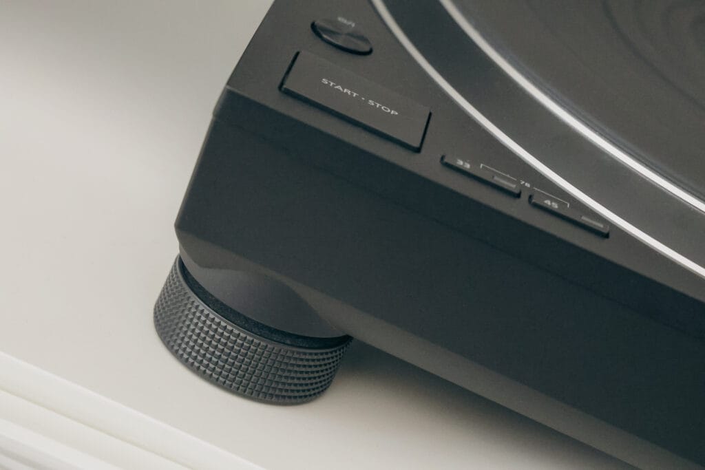 Platine vinyle posée sur son support, illustration du découplage mécanique contre le rumble