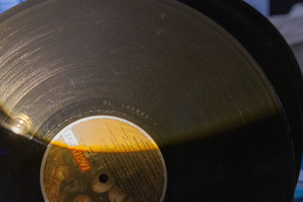 Lecture de la matrice d'un vinyle original ou réédition à la lumière rasante