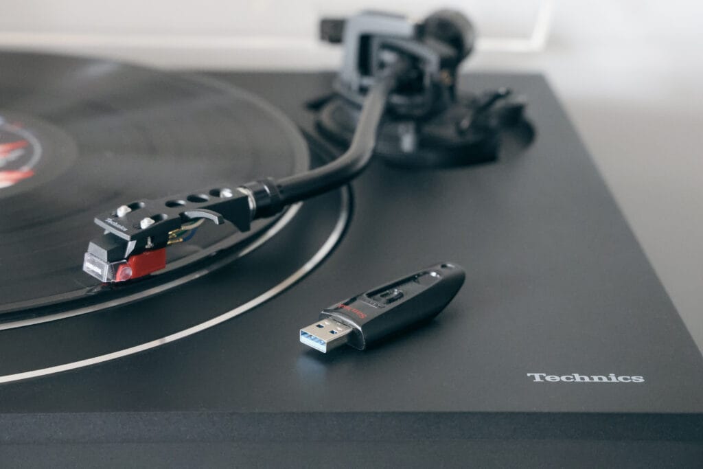 Platine Technics SL-1500C et clé USB - illustration de numériser vinyle