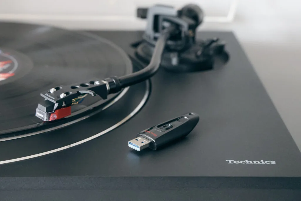Platine Technics SL-1500C et clé USB - illustration de numériser vinyle
