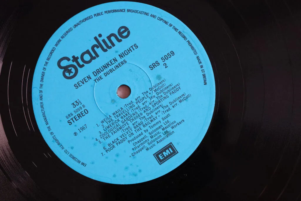 Traces de moisissures sur un disque - Illustration de l'article Déshumidificateur vinyle : vraiment nécessaire ?