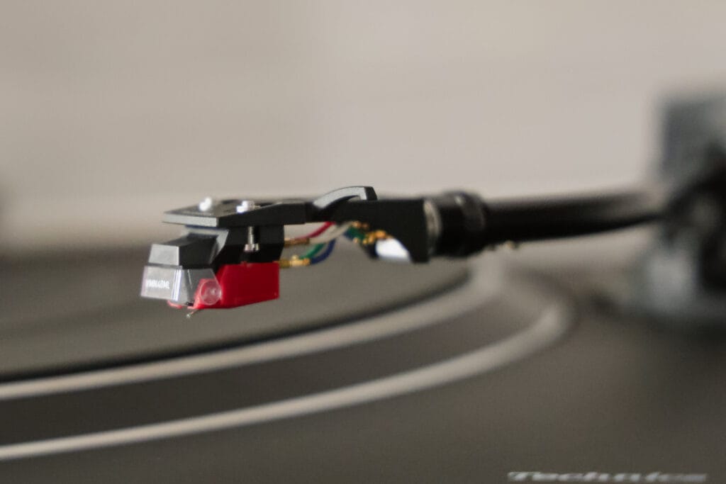Cellule Audio-Technica VM540ML montée sur le bras de lecture de la Technics SL-1500C