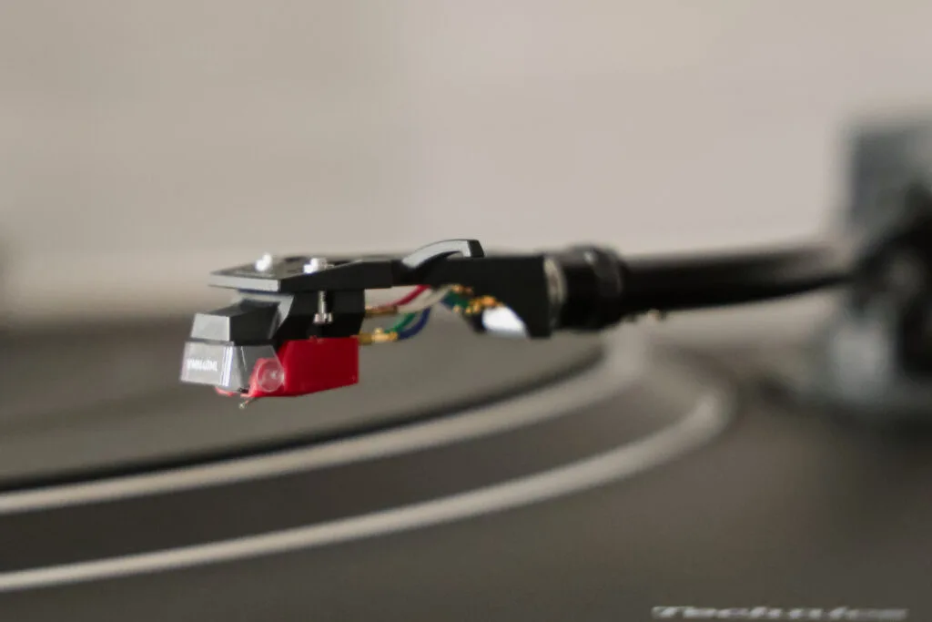 Cellule Audio-Technica VM540ML montée sur le bras de lecture de la Technics SL-1500C