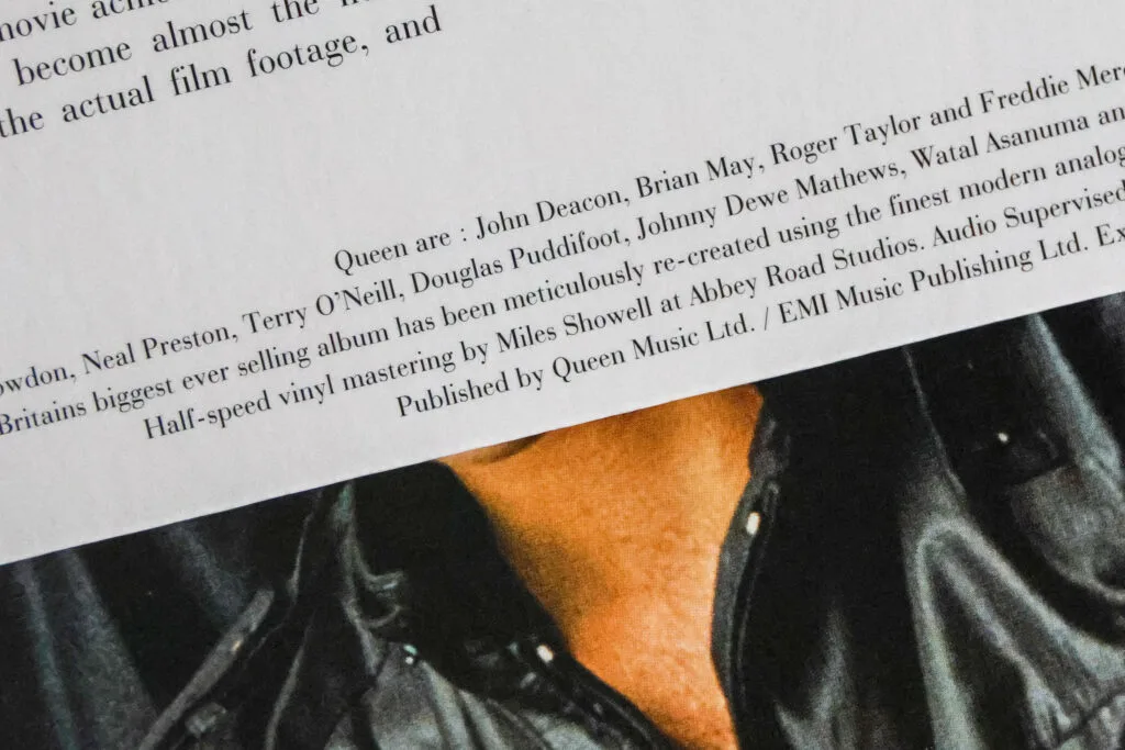 Mention half-speed vinyl mastering by Miles Showell at Abbey Road Studios sur la pochette intérieure de Greatest Hits de Queen - Illustration de l'article Half speed mastered vinyle