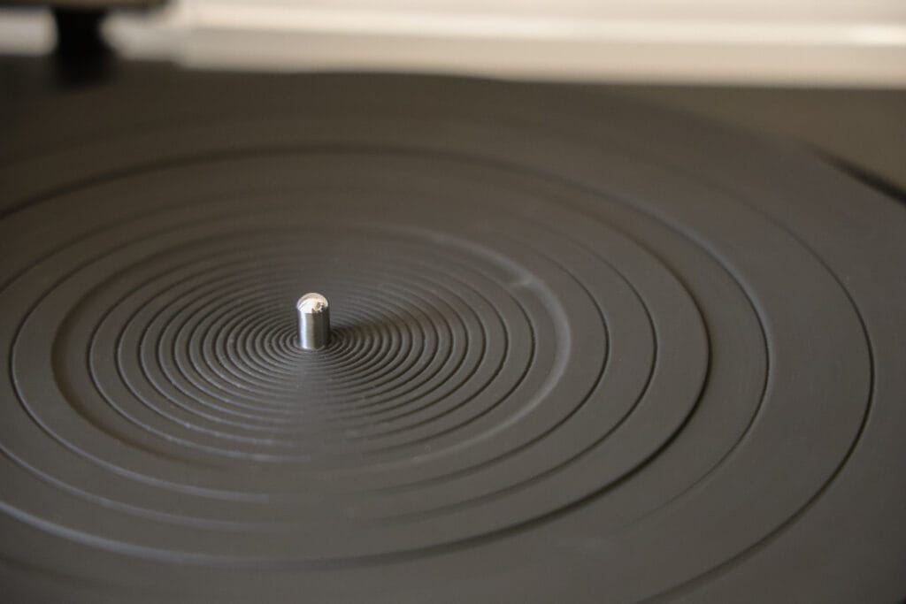 Axe de la platine vinyle Technics SL-1500C, illustration de l'article sur le palet presseur vinyle.