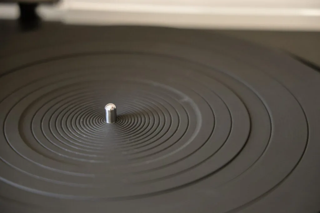 Axe de la platine vinyle Technics SL-1500C, illustration de l'article sur le palet presseur vinyle.