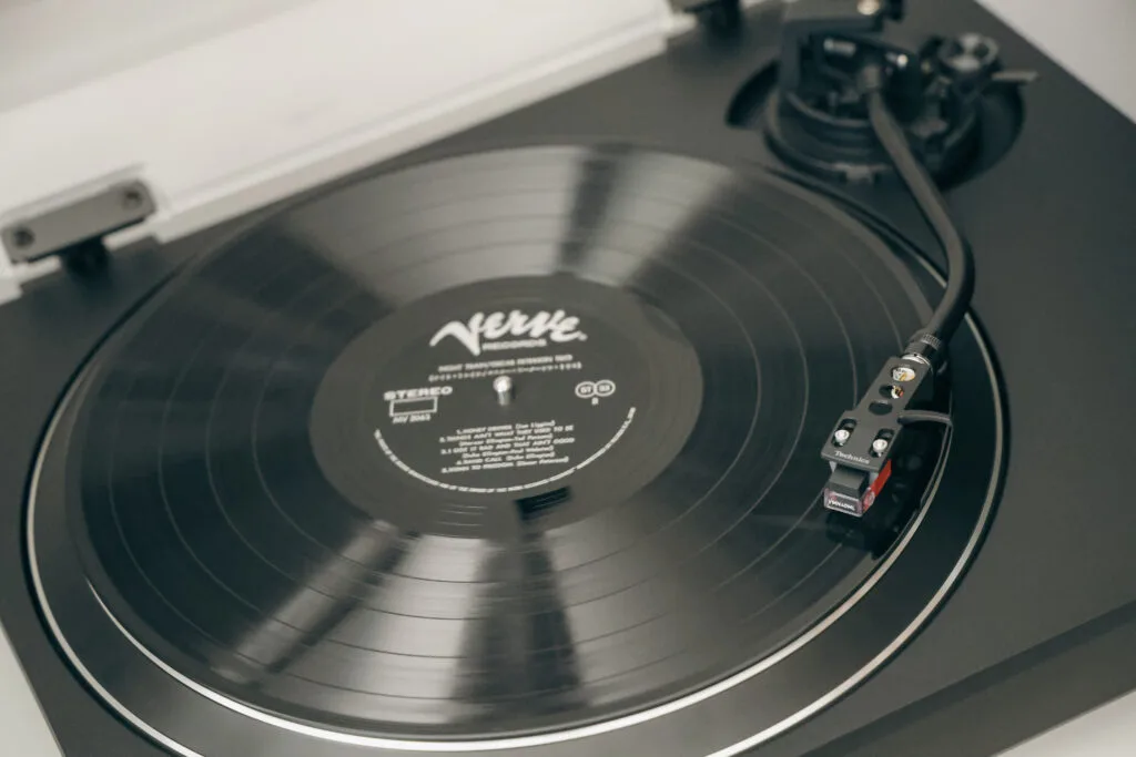 Platine vinyle qui a un problème : la Technics SL-1500C utilisée pour les tests de la chaîne Pause Vinyle.