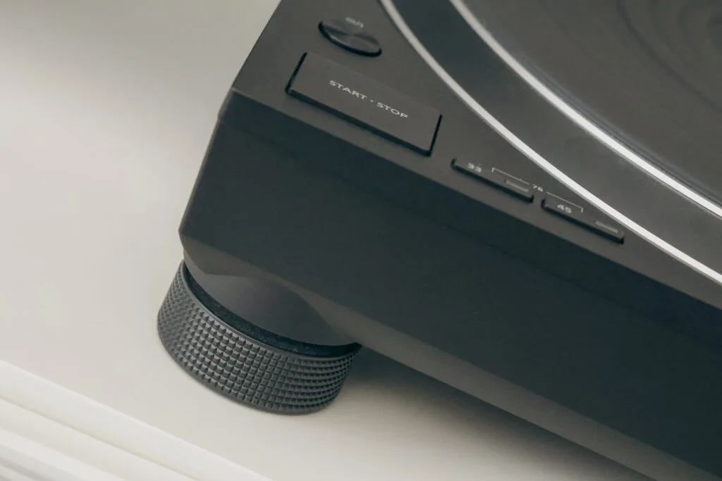 Platine vinyle qui saute quand on marche : la Technics SL-1500C utilisée en illustration de l'article Pause Vinyle.