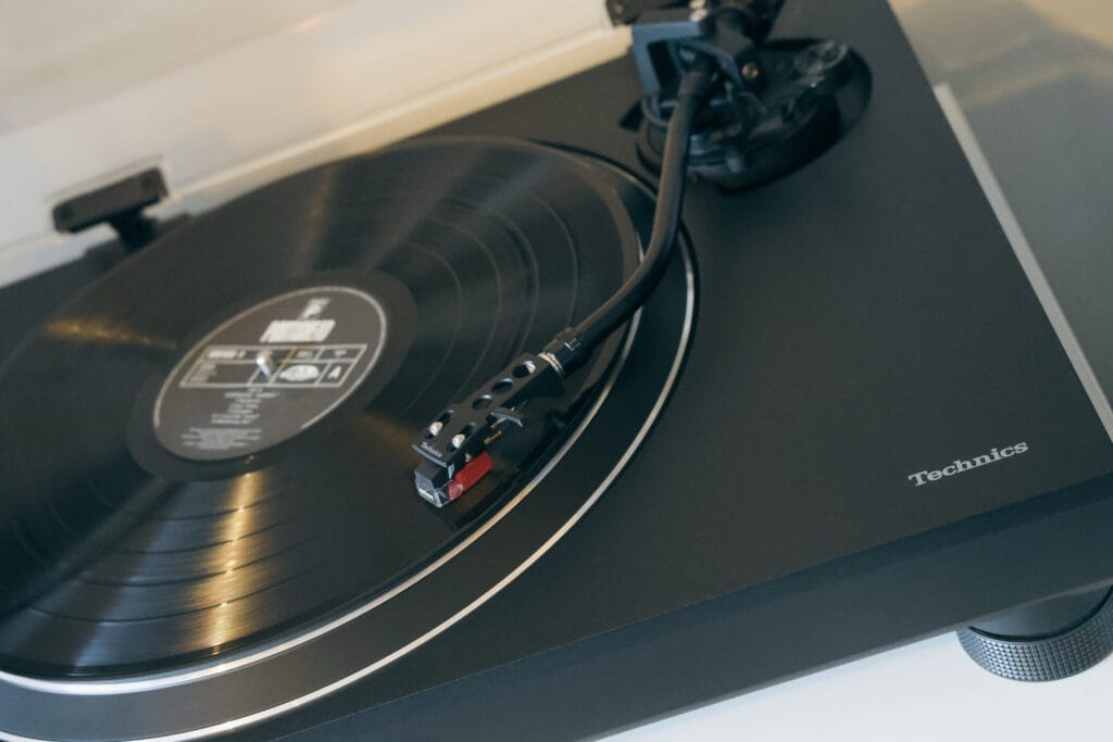 Technics SL-1500C, la platine vinyle utilisée par Pause Vinyle, cousine technique de la SL-1200