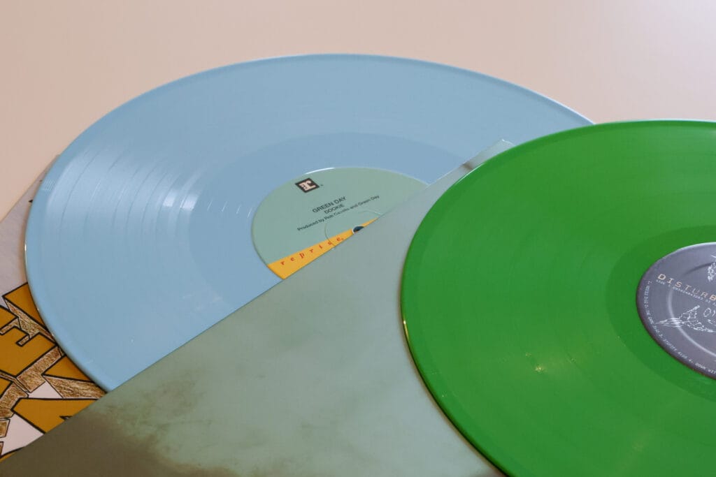 Exemples de vinyles colorés possédés, illustrant la diversité des finitions - Illustration de l'article Vinyle 180 grammes ou coloré : ce qui compte vraiment