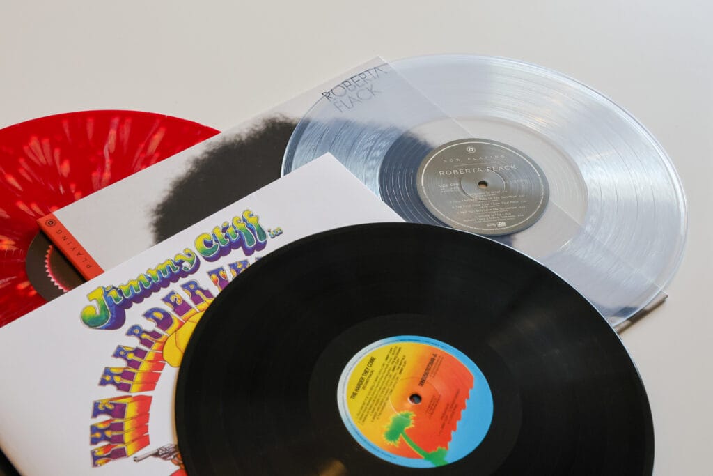 Vinyles colorés et vinyle 180 grammes de la collection personnelle Pause Vinyle, illustrant la diversité des finitions - Illustration de l'article Vinyle 180 grammes ou coloré : ce qui compte vraiment