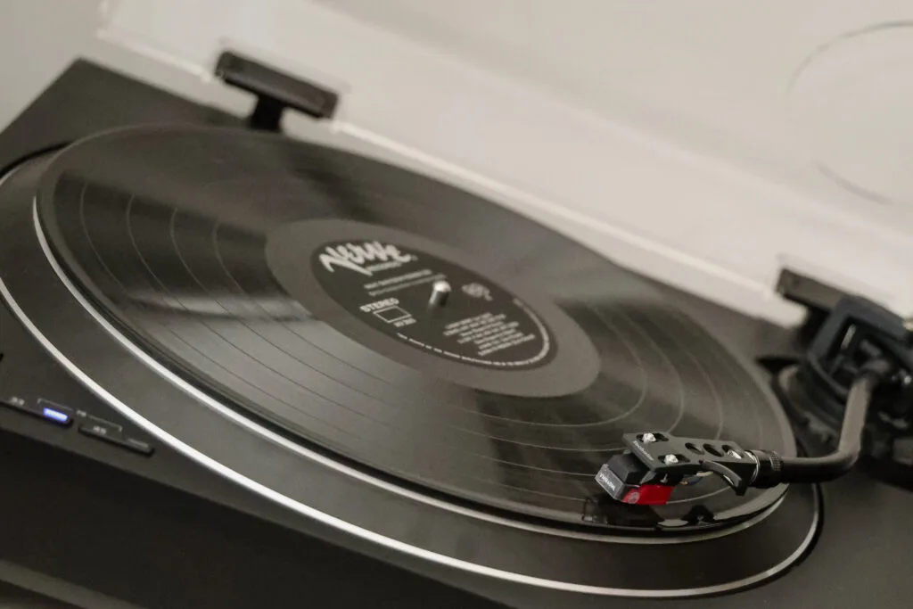 Platine Technics SL-1500C sur la chaîne utilisée pour tester la meilleure qualité vinyle ou cd
