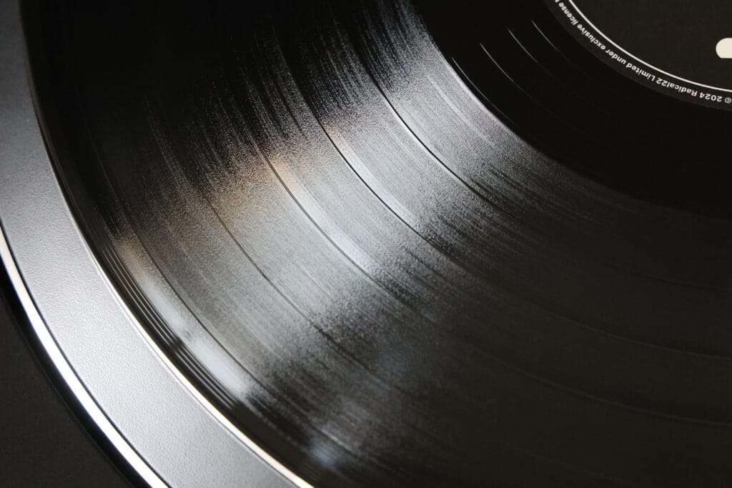 Gros plan sur le sillon d'un vinyle - Illustration de l'article Vinyle généré par IA