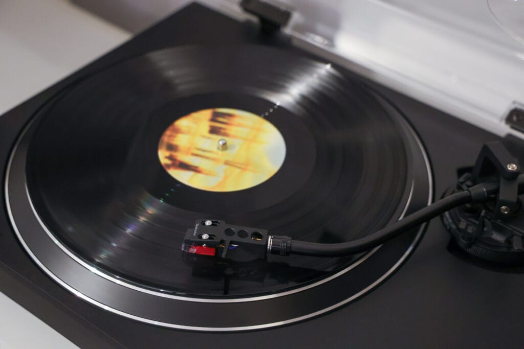 Disque en cours de lecture sur une platine Technics - Illustration de l'article Vinyle qui saute sans rayure