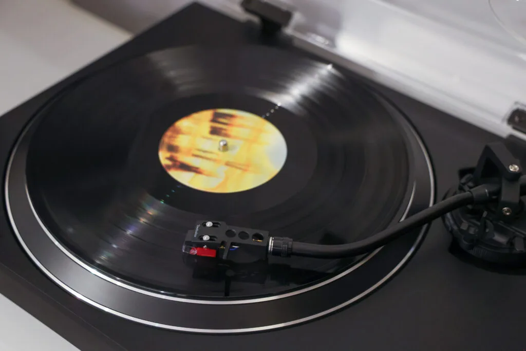 Disque en cours de lecture sur une platine Technics - Illustration de l'article Vinyle qui saute sans rayure
