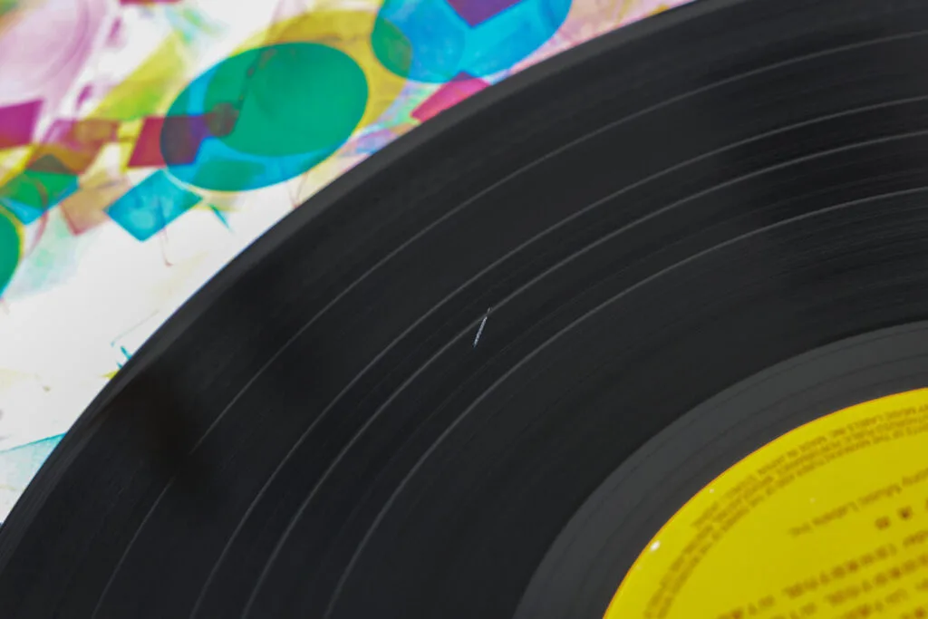 Vinyle rayé, rayure visible en gros plan sur la surface d'un disque noir