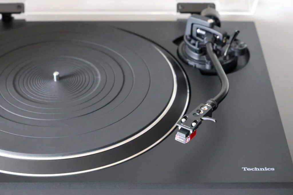 Platine Technics SL-1500C - Illustration de l'article Technics SL-1500CS : le verdict après les premiers tests